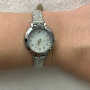 CUTE DISNEY SPARKLY WATCH WORN TWICE LIKE NEW CONDITION battery must be replaced